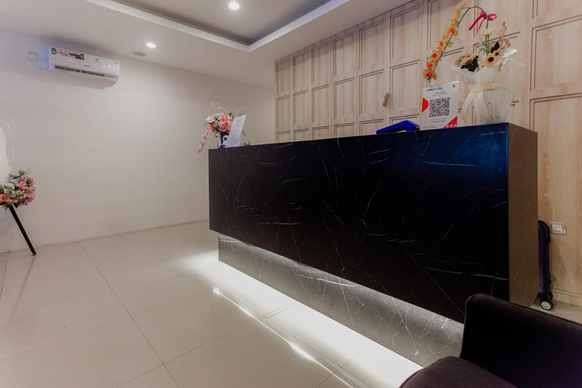 Urbanview Hotel Priority Samarinda By Reddoorz Exterior foto